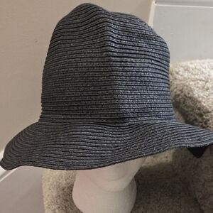 Striped Black Hat (N25)